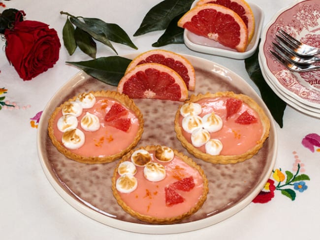 Tartelettes au pamplemousse rose, meringuées - un dessert aux saveurs d'agrumes