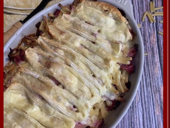 Gratin réconfortant de macaronis au fromage pour tartiflette