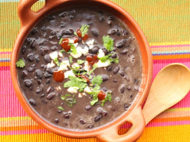 Haricots noirs mijotés au vin rouge comme en Equateur