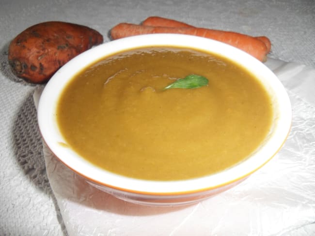 Soupe légère de mâches sauvages, carottes et patate douce