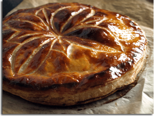 Galette des rois amande, pommes, noix de pécan et érable pour fêter l'Epiphanie