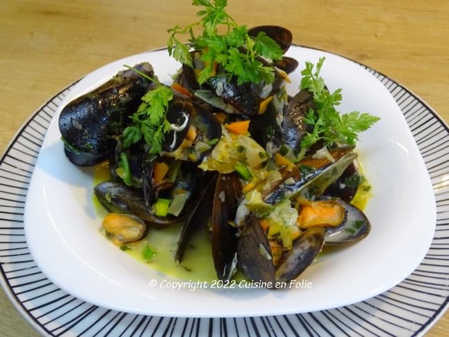 Moules marinières aux fines herbes (persil, estragon, ciboulette...)