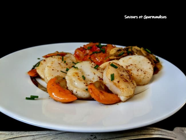 Coquilles St-Jacques sautées, fondue de tomates et champignons