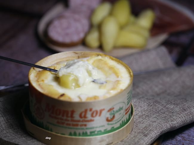 Le vacherin Mont d'Or au four, pommes de terre et Morteau comme une fondue