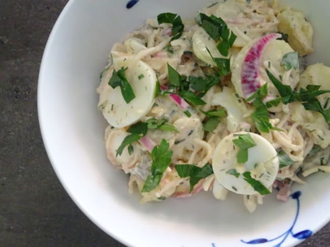 Salade de pommes de terre, oeufs, oignons, cornichons...