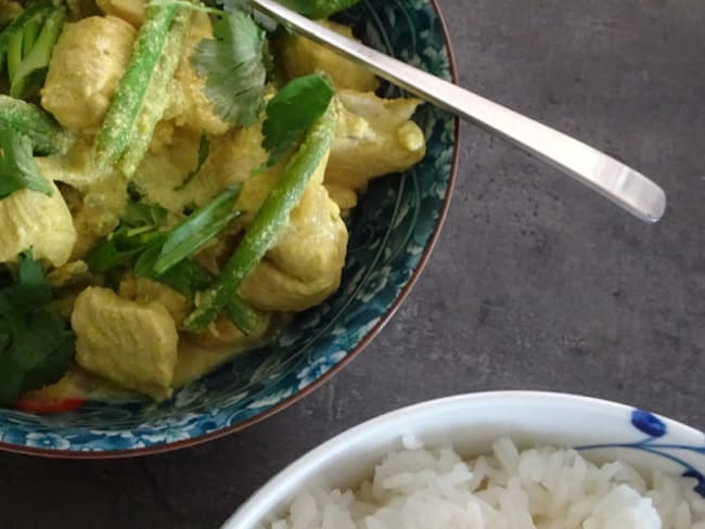 Curry thaï de poulet aux légumes verts