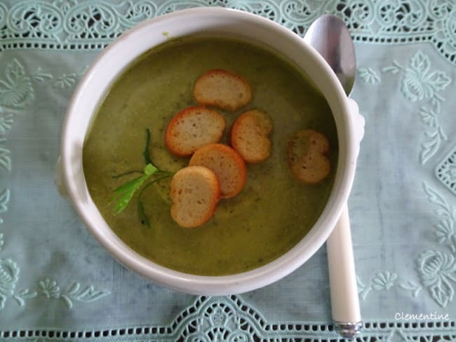 Soupe aux fanes de carottes