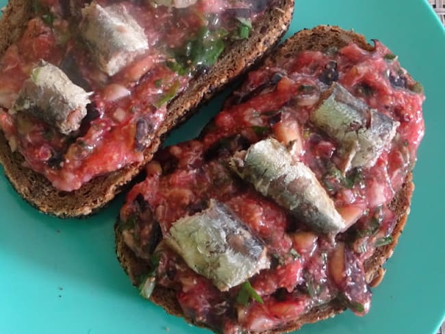 Tartine au pistou de figues, sardines marinées, fromage Manchego et fenouil