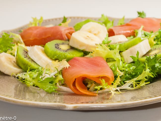 Salade de truite fumée aux fruits d’hiver (banane, kiwi...)