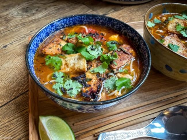 Soupe de nouilles vietnamienne à la tomate et aux deux tofus