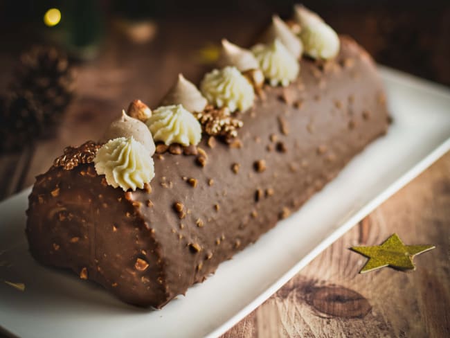 Bûche de noël roulée chocolat au lait sésame noir et yuzu