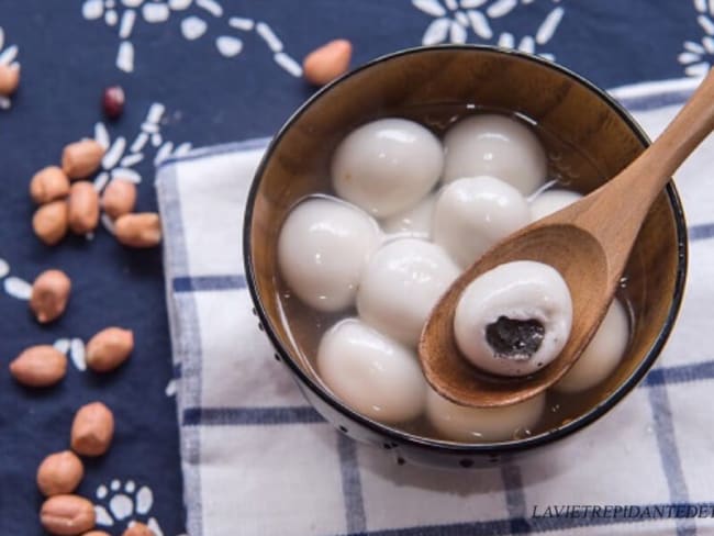 Boulettes de riz gluant farcies au sésame noir "tang yuan" 黑芝麻汤圆