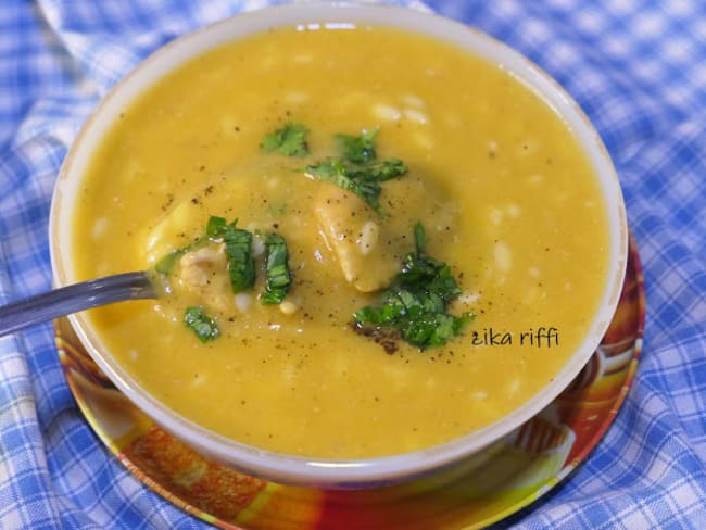 Soupe de lentilles corail au blanc de poulet, crème fraîche, potiron et langues d'oiseaux