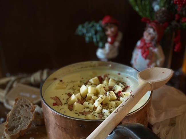 Soupe de pommes de terre au bon goût de tartiflette (reblochon, crème, oignon...)