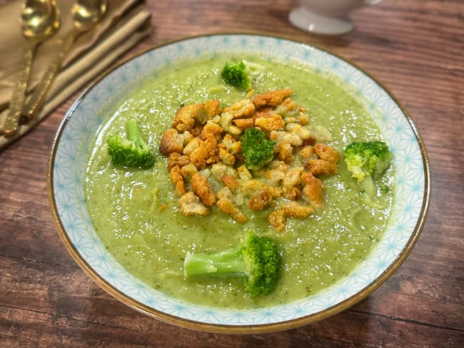 La Soupe de Brocoli crémeuse, crumble de Roquefort