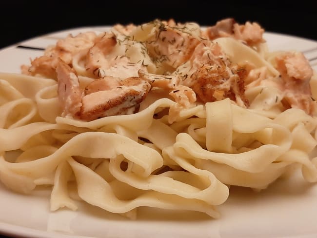 Pâtes au saumon frais : un plat italien avec des tagliatelles.