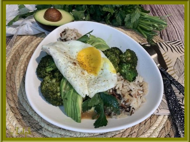 Salade végétarienne de brocoli, avocat et œuf au plat