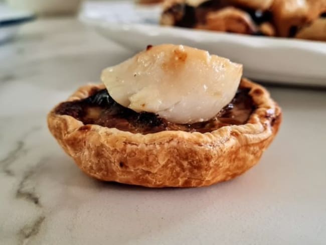 Tartelettes à la fondue poireaux et saint-jacques juste snackées