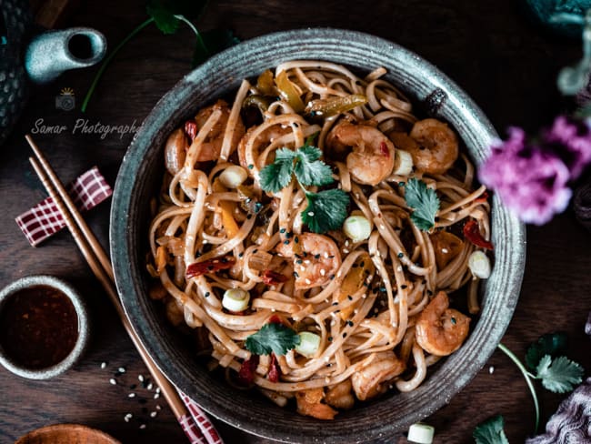 Wok de nouilles chinoises sautées aux crevettes et poivrons