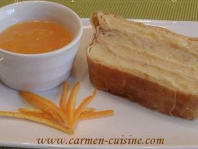 Gâteau de crêpes garni de crème à l'orange au Grand Marnier