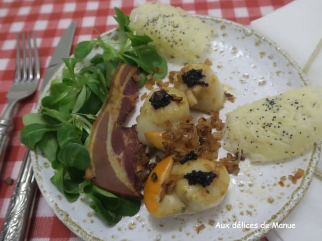 Poêlée de noix de Saint-Jacques, tuiles de parmesan et chips de poitrine fumée pour repas de fête