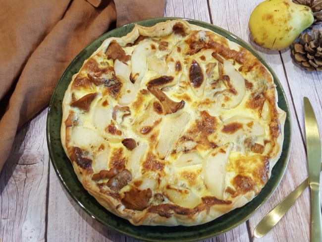 Quiche aux girolles, fromage roquefort et poire