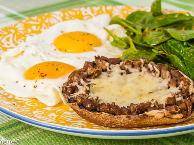 Champignons portobello aux oeufs sur le plat