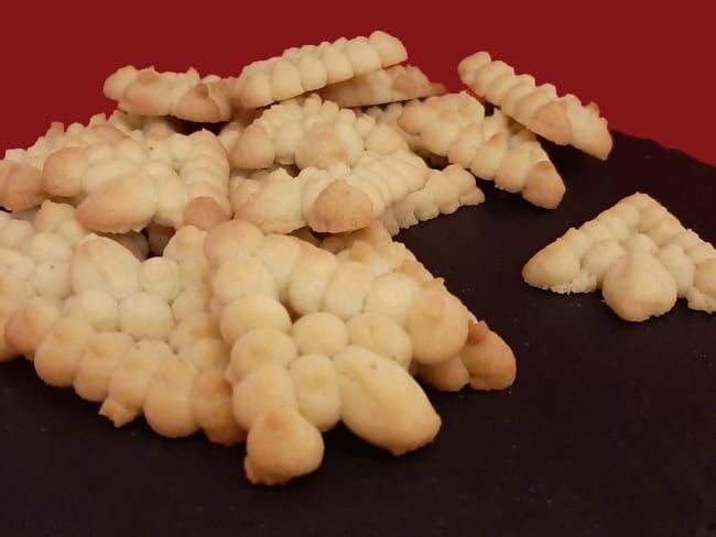 Petits gâteaux à la pistache en forme de sapin de Noël