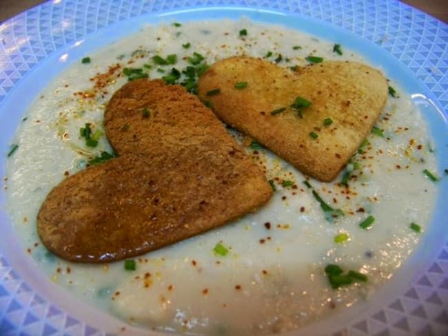 Crème de chou-fleur à la cancoillotte, ciboulette et huile d'Argan