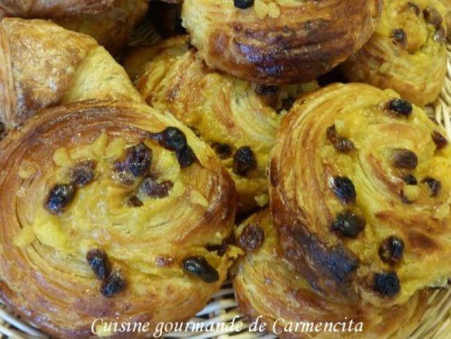 Pains aux raisins à la pâte levée feuilletée garnis de crème pâtissière