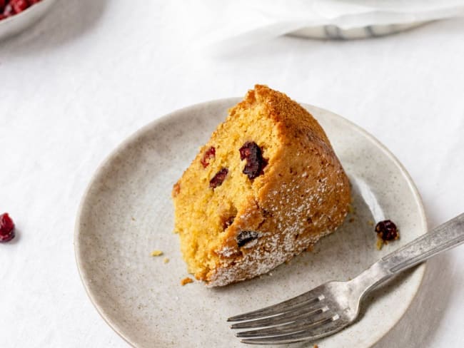 Gâteau à l'orange et aux canneberges vegan bien moelleux