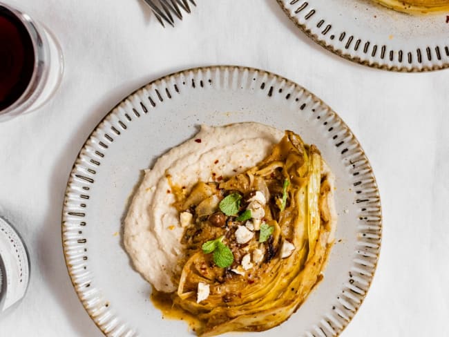 Chou braisé au miso et houmous aux haricots blancs (vegan)