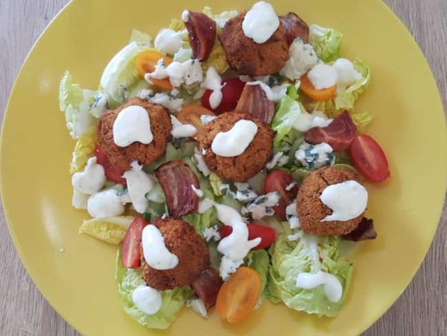 Salade et falafels d’haricots blancs aux tomates sechées et pesto