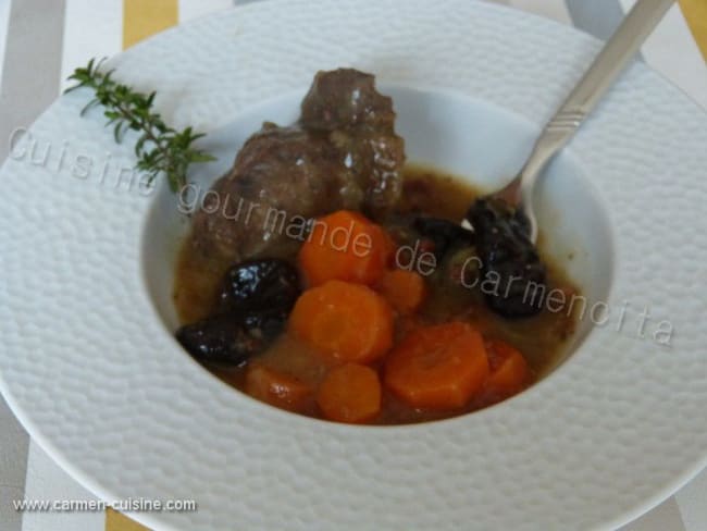 Daube de joue de boeuf aux carottes et aux pruneaux