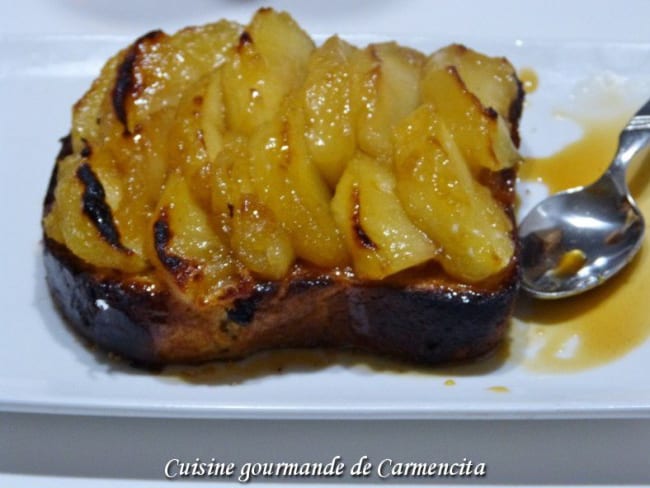 Brioche perdue aux pommes et sauce caramel au beurre salé