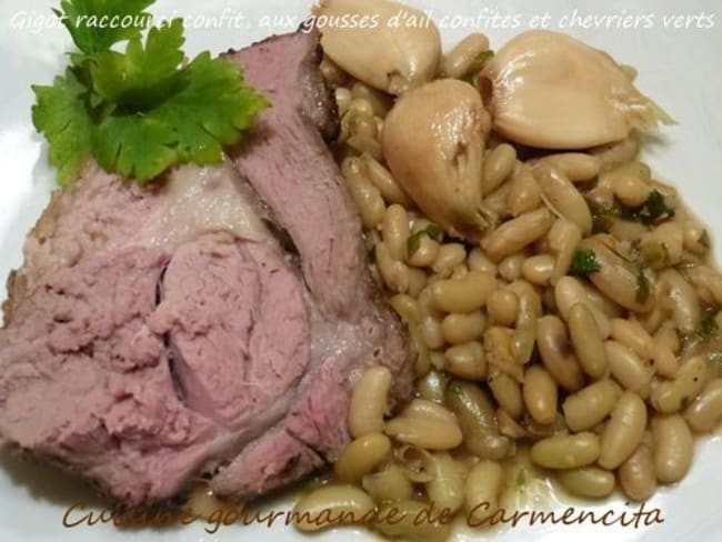 Gigot raccourci confit, aux gousses d'ail confites et chevriers verts