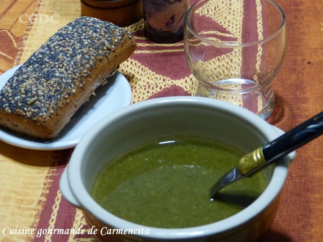 Soupe de mâche et d'épinards au fromage de chèvre frais