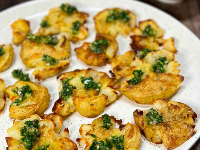 Pommes de terre écrasées croustillantes et sauce chimichurri