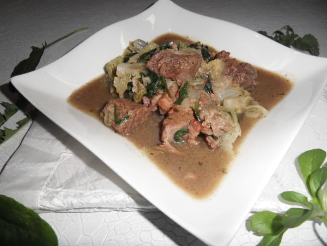 Bœuf, chou et plantes sauvages mijotés au cidre - une recette réconfortante