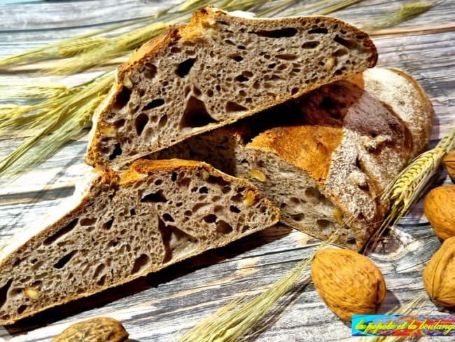 Pain au vin du Beaujolais, saucisson et noix : recette Pain au ...