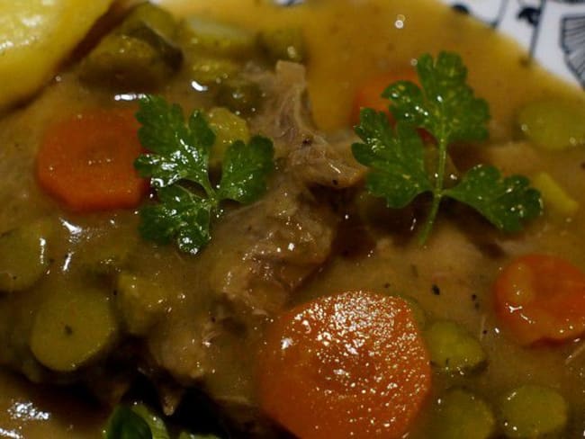 Langue de boeuf sauce madère à l'ancienne avec des cornichons