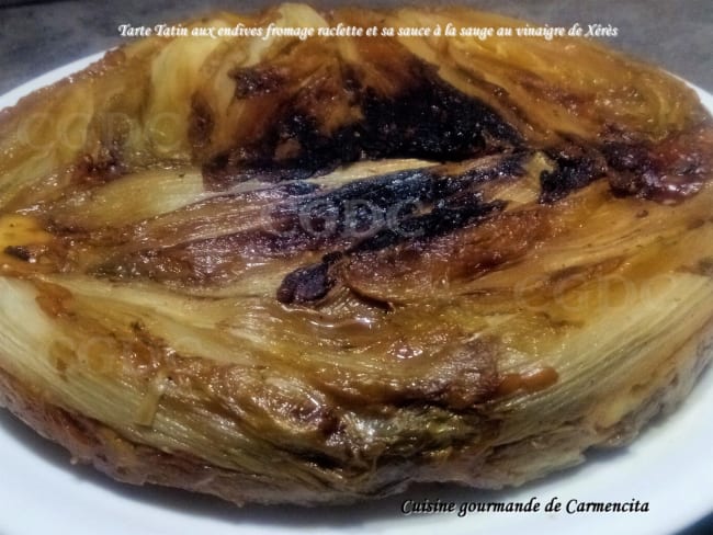 Tarte Tatin aux endives fromage raclette et sa sauce à la sauge et au vinaigre de Xérès