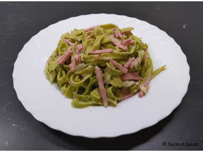 Tagliatelles fraîches au jambon en sauce crémeuse