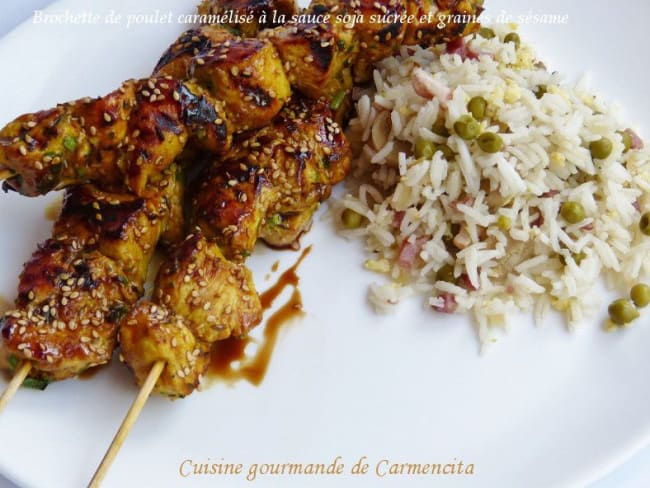 Brochettes de poulet caramélisé à la sauce soja sucrée et graines de sésame