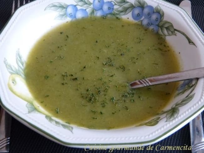 Potage de poireaux, pommes de terre et oseille fraîche