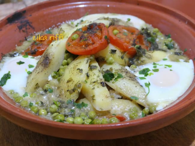 Tajine de pommes de terre aux petits pois, poulet et œufs