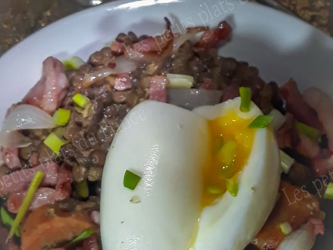 Salade tiède de lentilles, lardons et œuf mollet