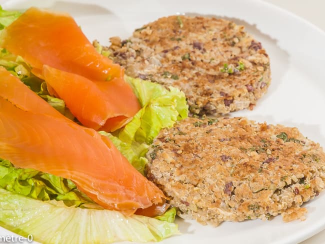 Galette de quinoa et haricots, salade et truite fumée