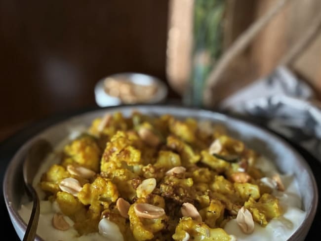 Chou-fleur rôti aux épices, cacahuètes et lait de coco, et yaourt grec