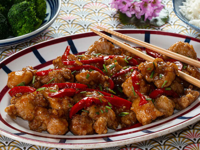 Poulet Général Tao : poulet frit enrobé d'une sauce sucrée